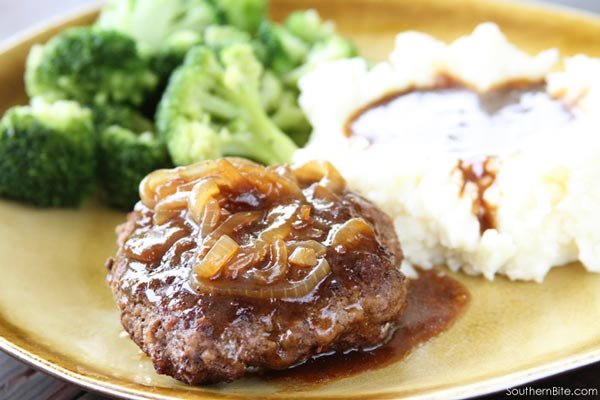 Bife de carne moída com molho de cebola