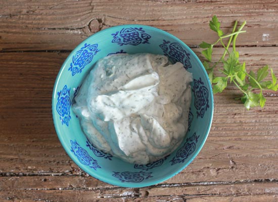 Molho de iogurte grego com ervas