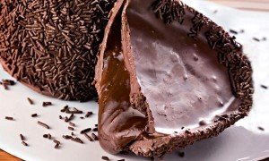 Receita de ovo de páscoa caseiro recheado com brigadeiro