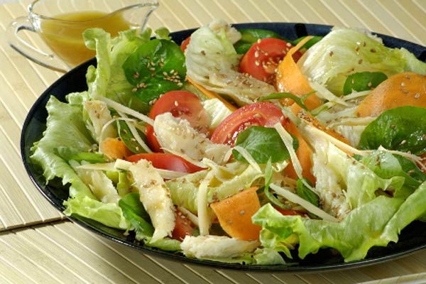Receita de salada de folhas verde e bacalhau