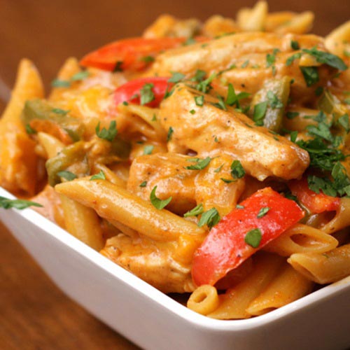 Penne ao molho cremoso de frango