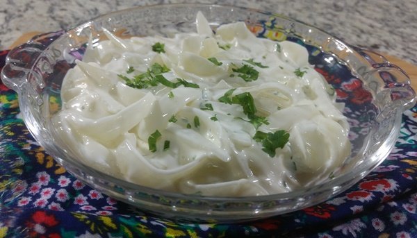 Receita de salada de cebola com molho cremoso