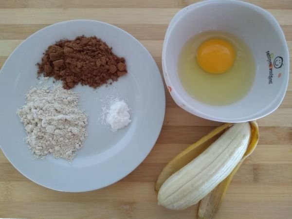 Bolinho de banana e chocolate na frigideira