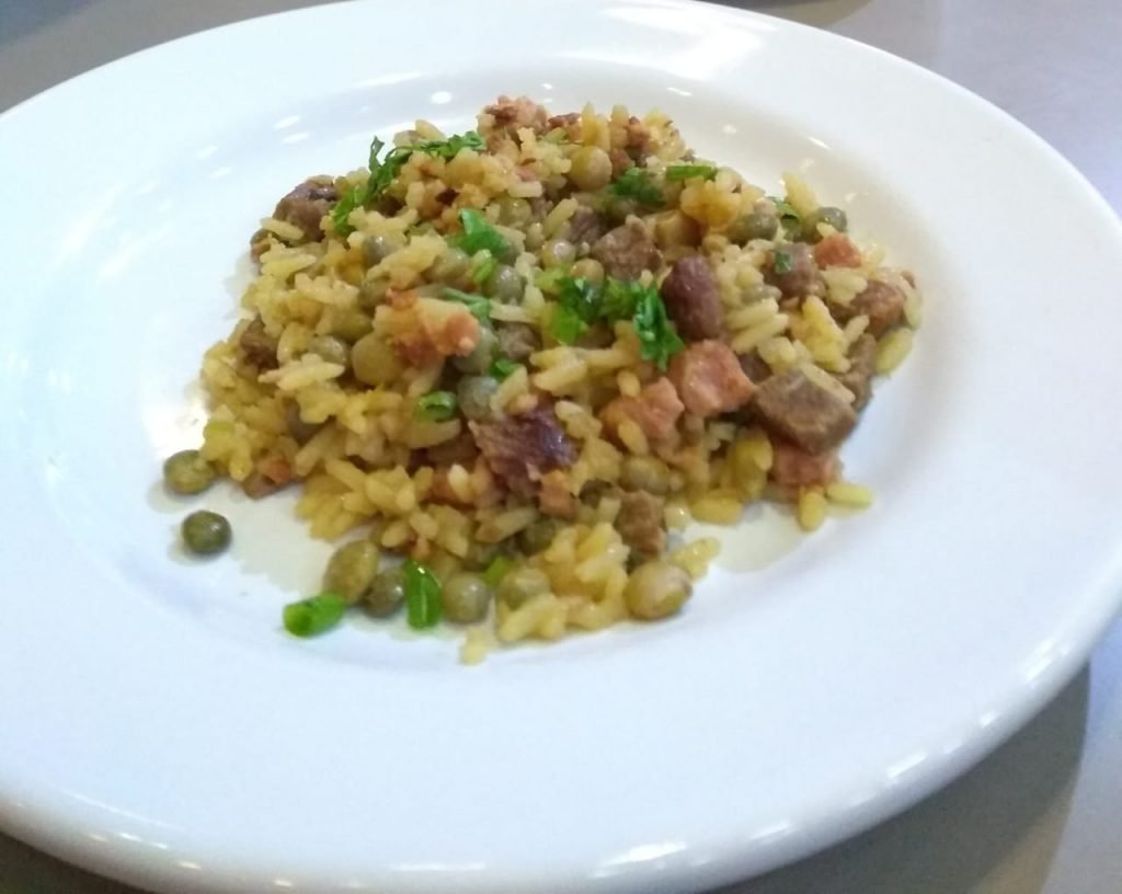 Arroz com feijão guandu e carne de sol