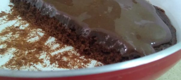 Bolo de chocolate na frigideira