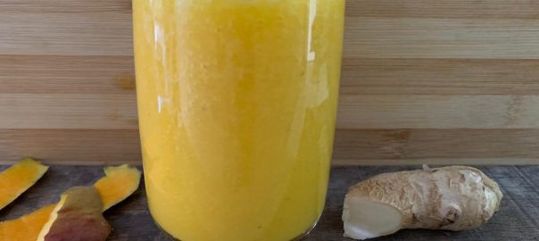 Suco de manga com gengibre e manjericão